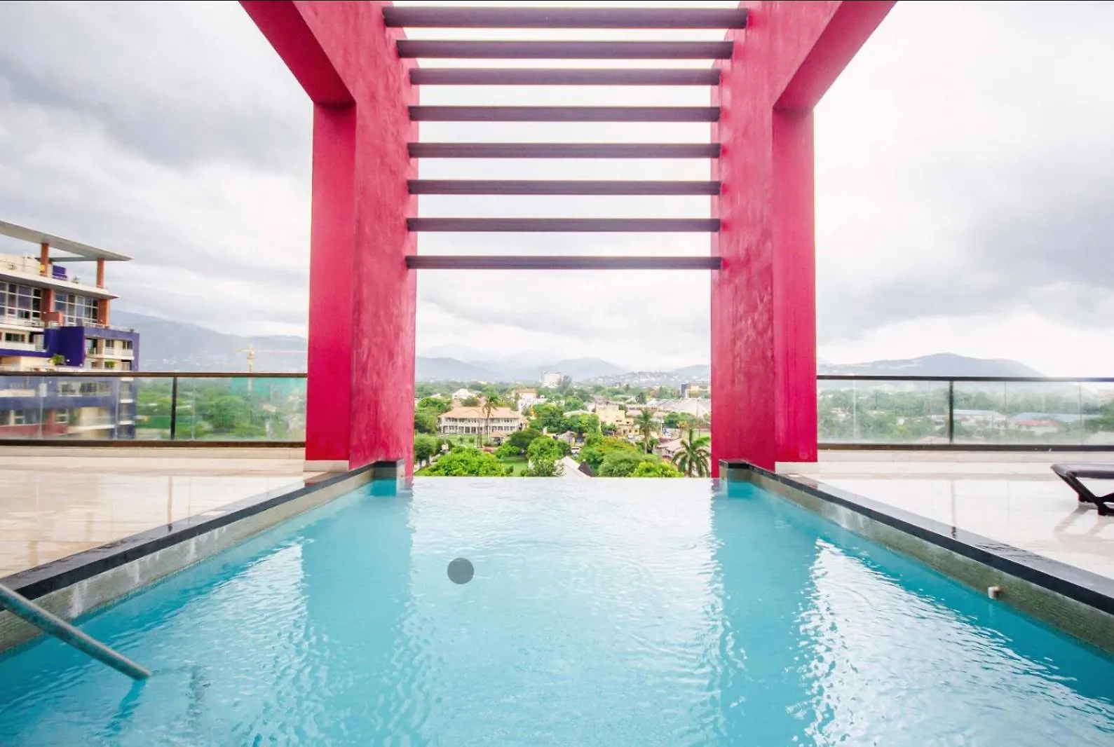 Parkhurst 303 King Bed Pool And Gym Kingston